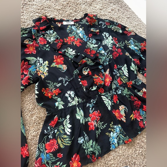 Suzy Shier Ruffled Floral Blouse - Picture 3 of 5